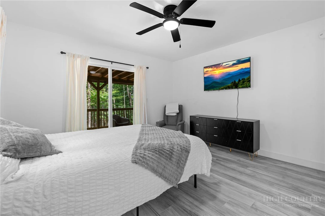 Image number 16 for the current listing