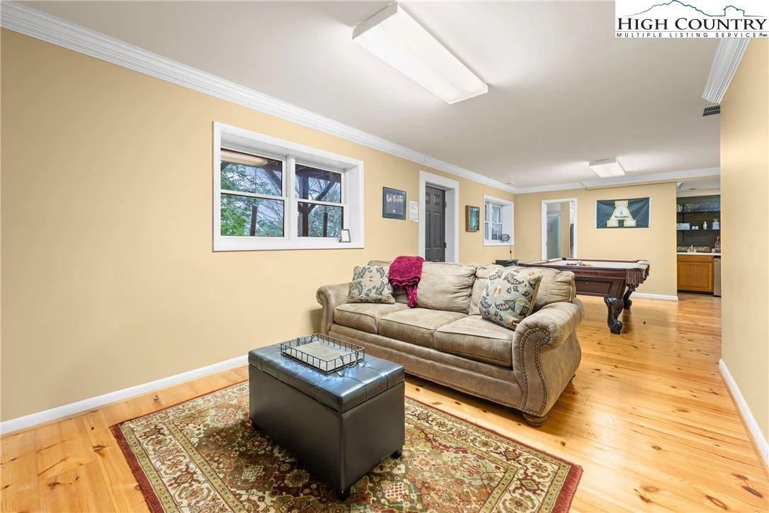 Image number 7 for the current listing