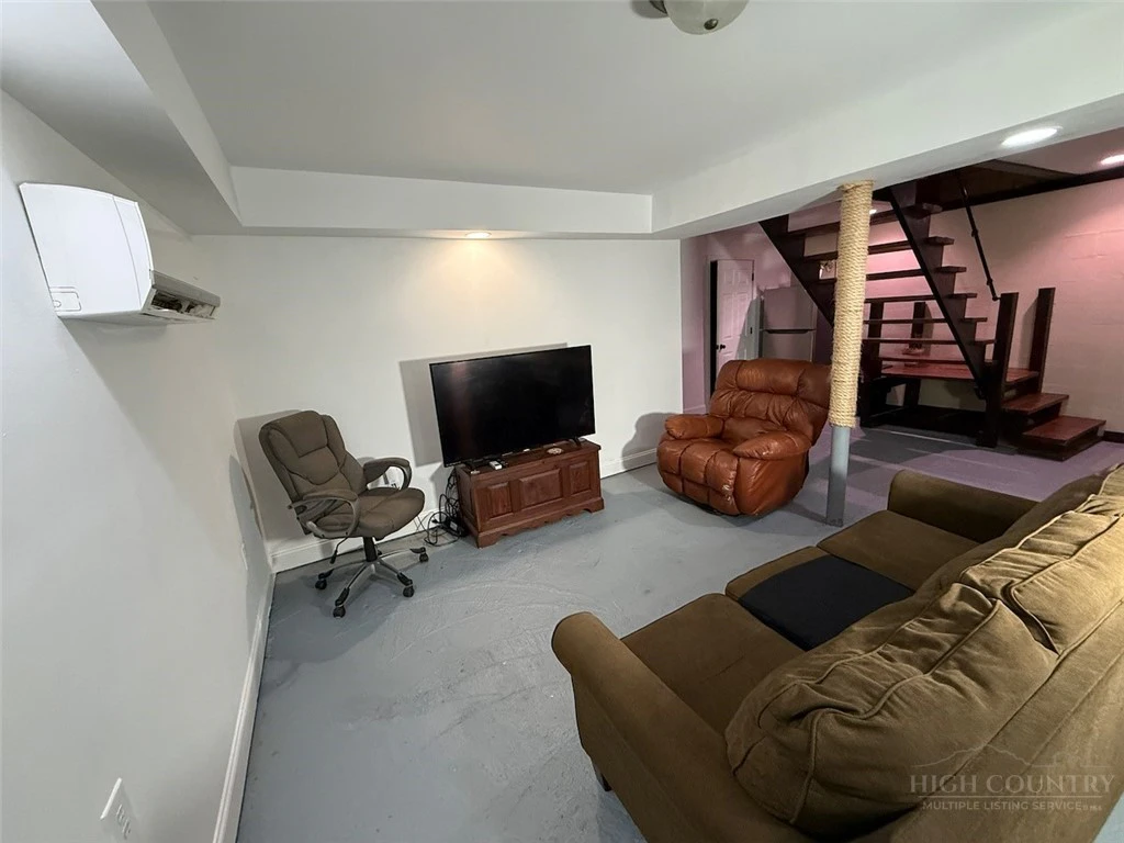 Image number 16 for the current listing