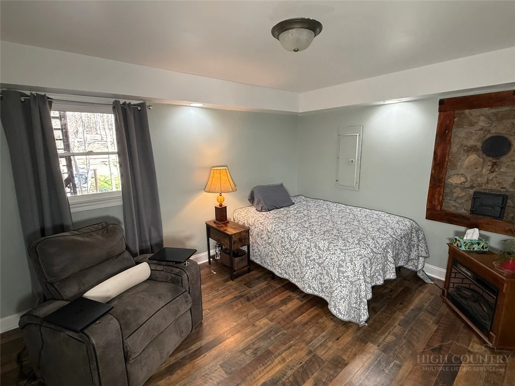 Image number 18 for the current listing