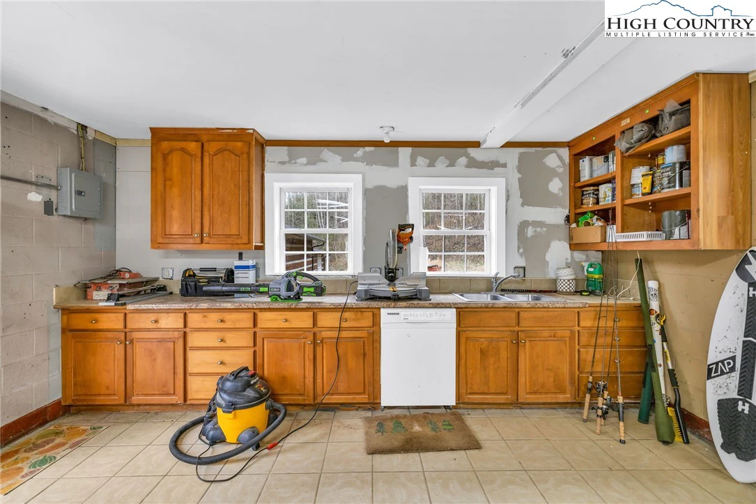 Image number 15 for the current listing