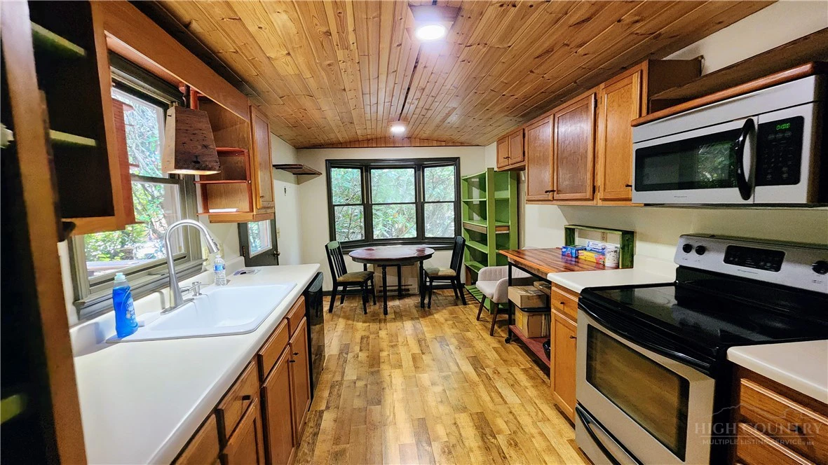 Image number 9 for the current listing