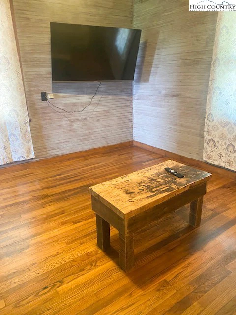 Image number 14 for the current listing