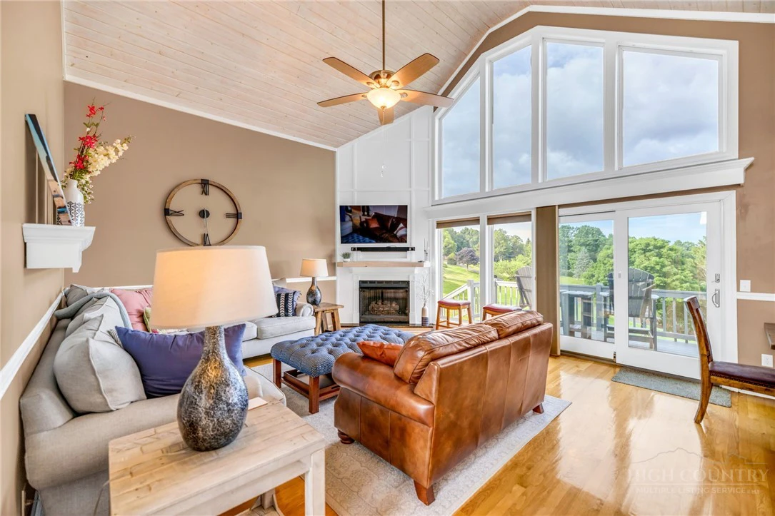 Image number 4 for the current listing