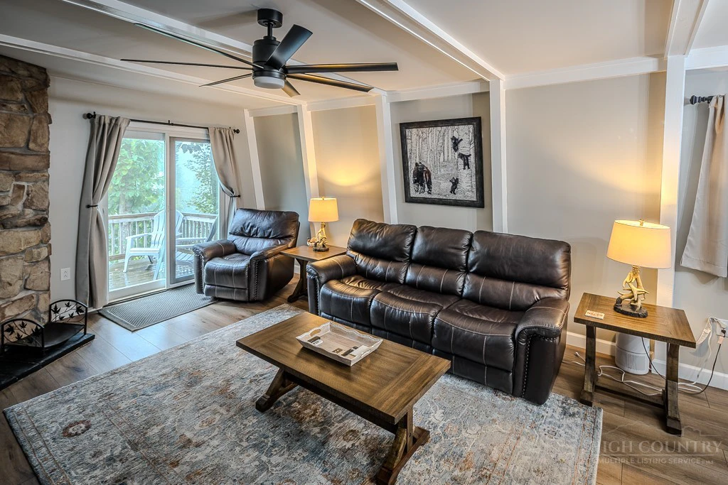 Image number 4 for the current listing