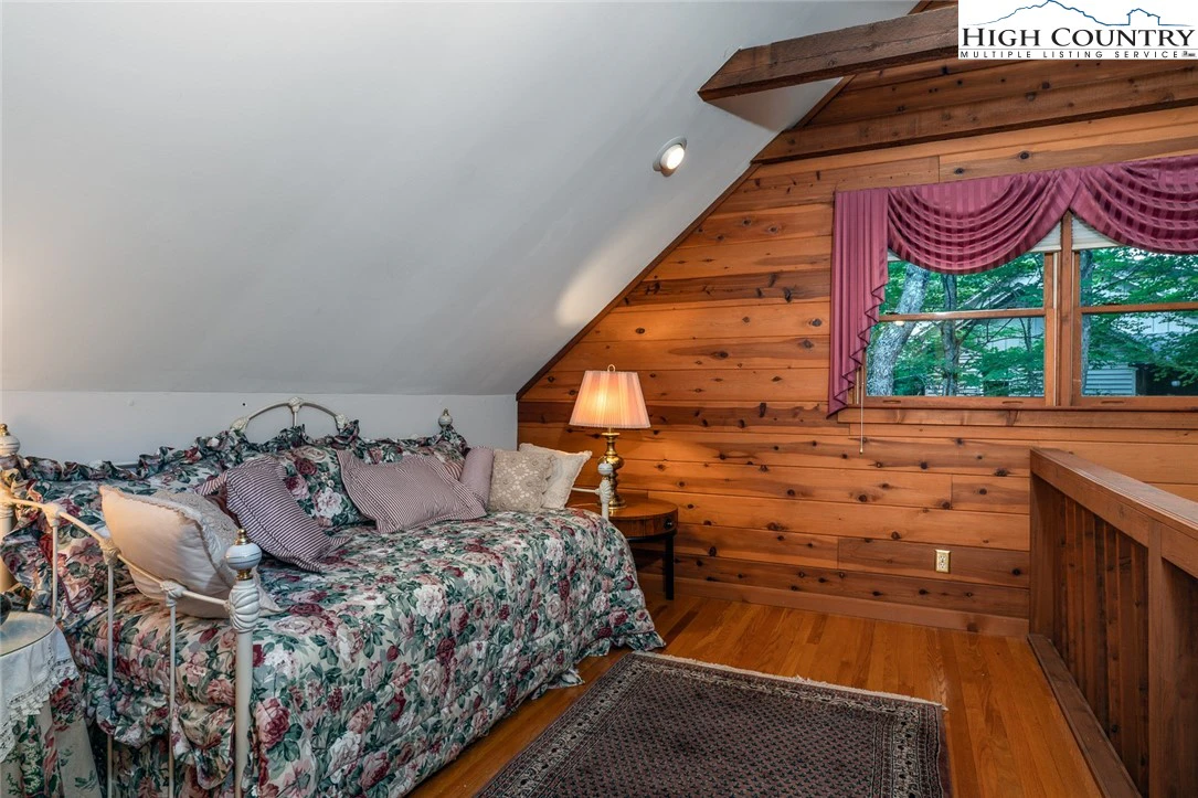 Image number 3 for the current listing