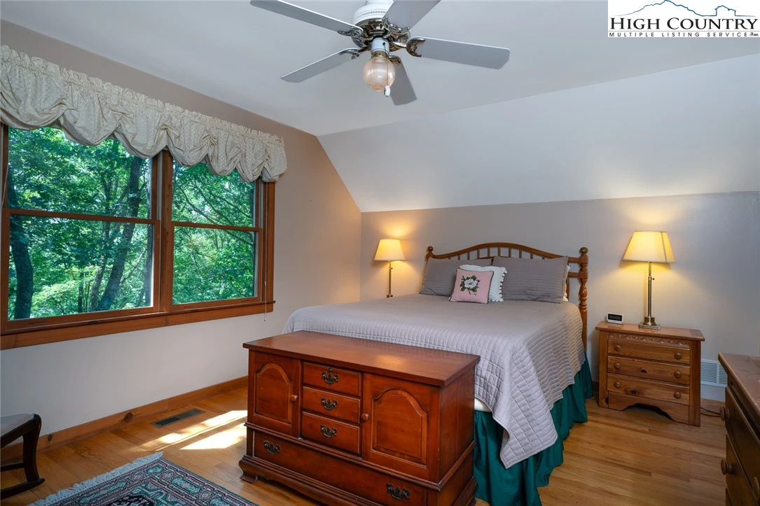 Image number 4 for the current listing