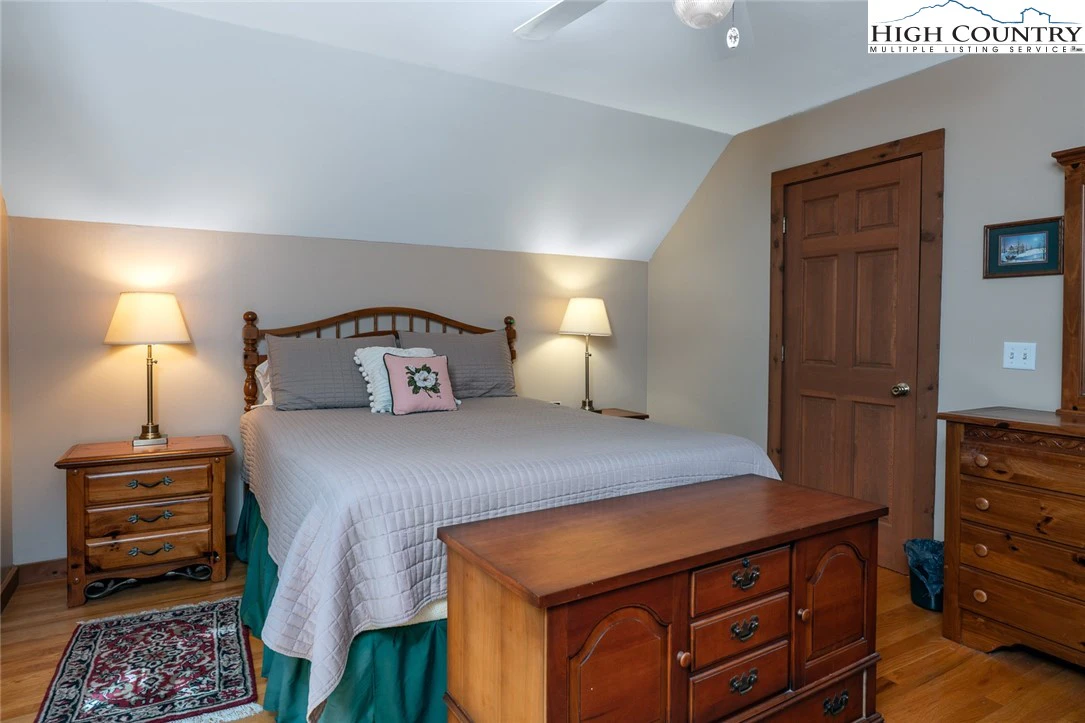 Image number 5 for the current listing