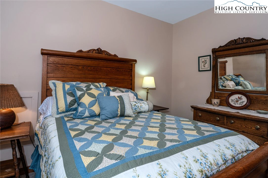 Image number 10 for the current listing