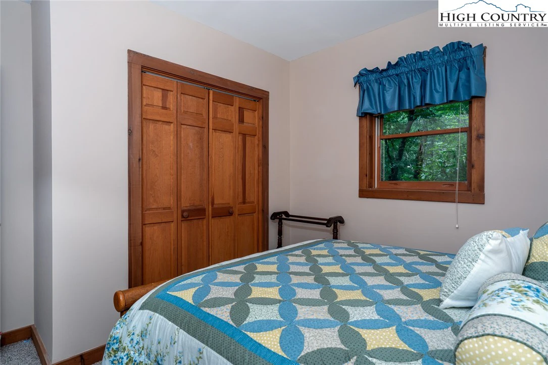 Image number 11 for the current listing