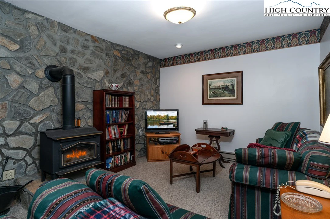 Image number 14 for the current listing