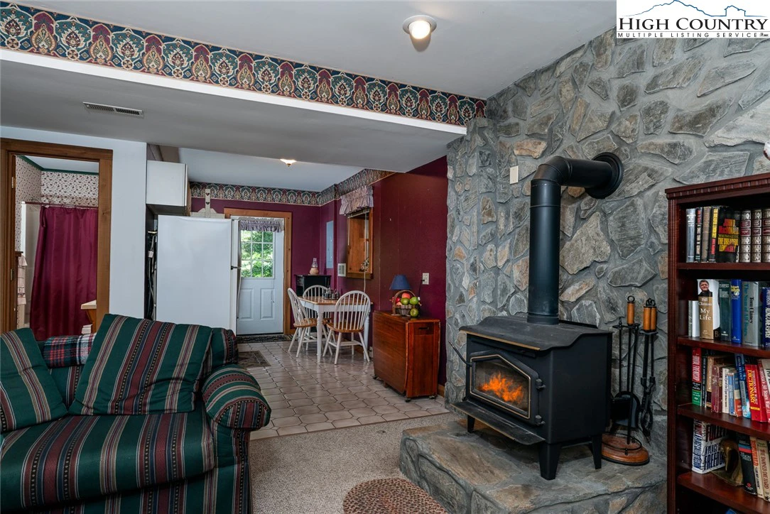 Image number 17 for the current listing