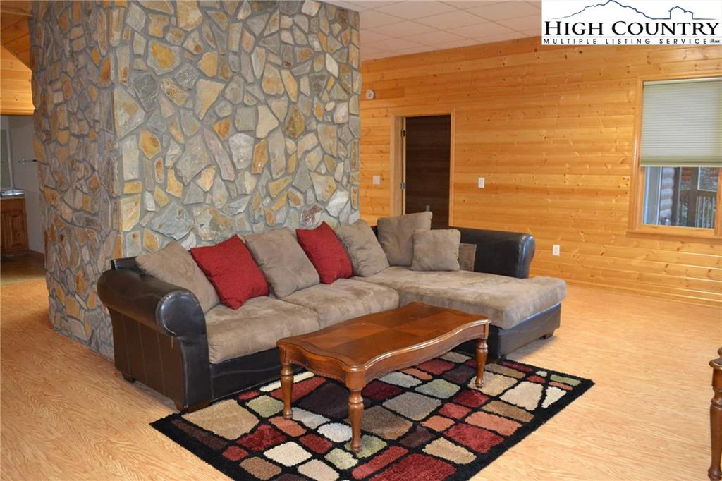 Image number 11 for the current listing