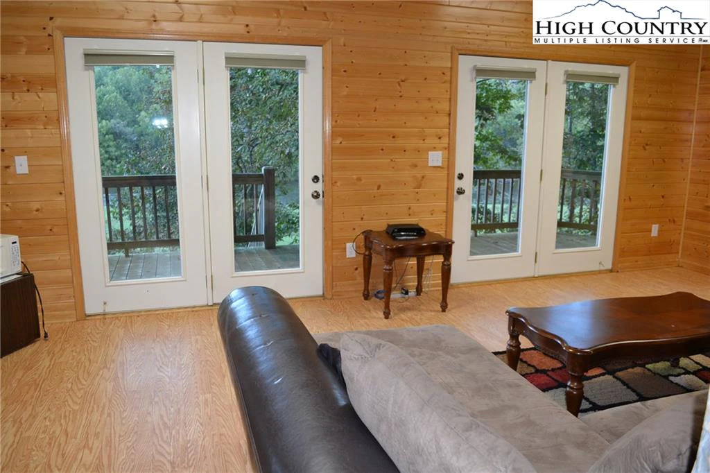 Image number 13 for the current listing