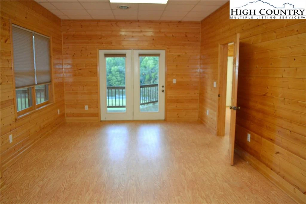 Image number 16 for the current listing