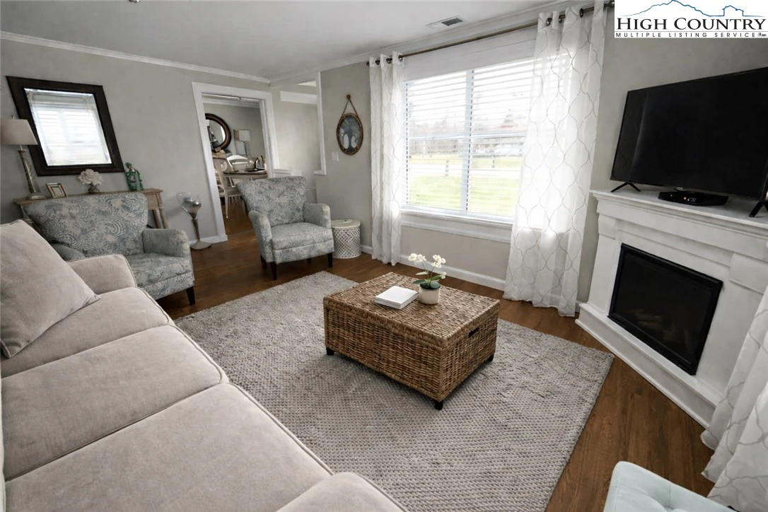 Image number 19 for the current listing