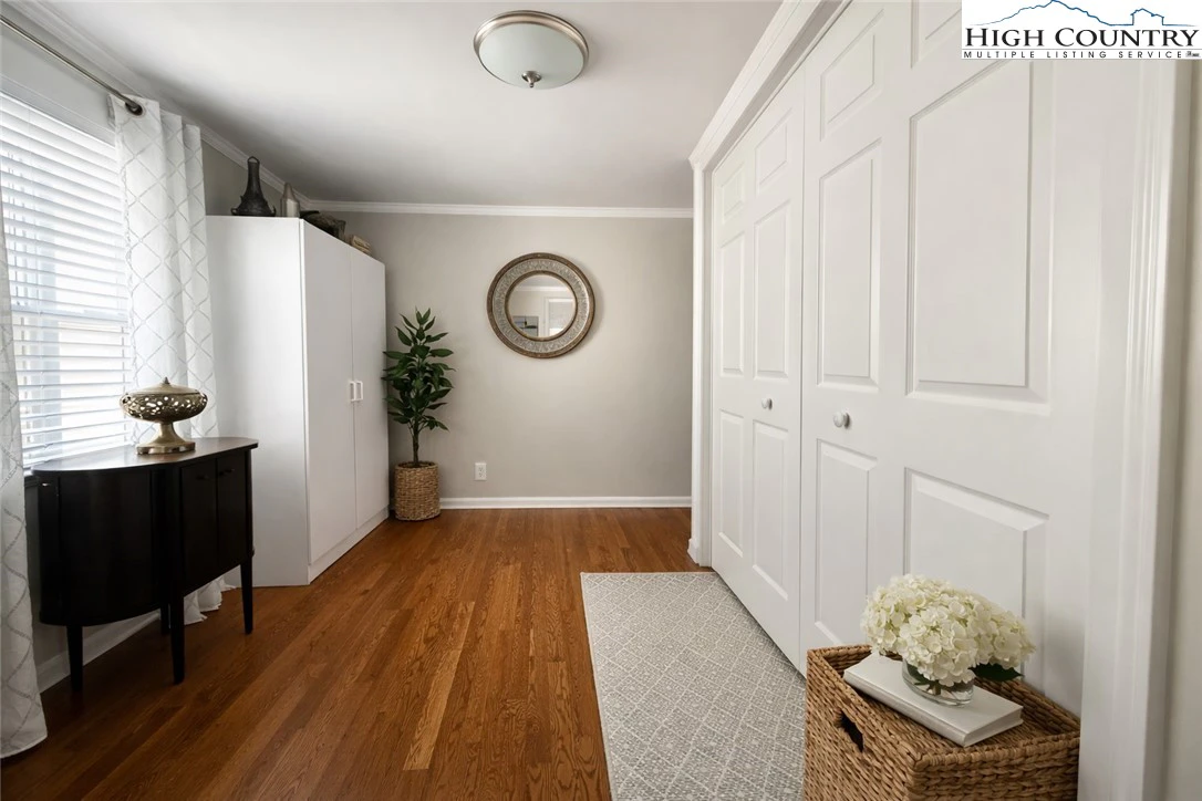 Image number 8 for the current listing