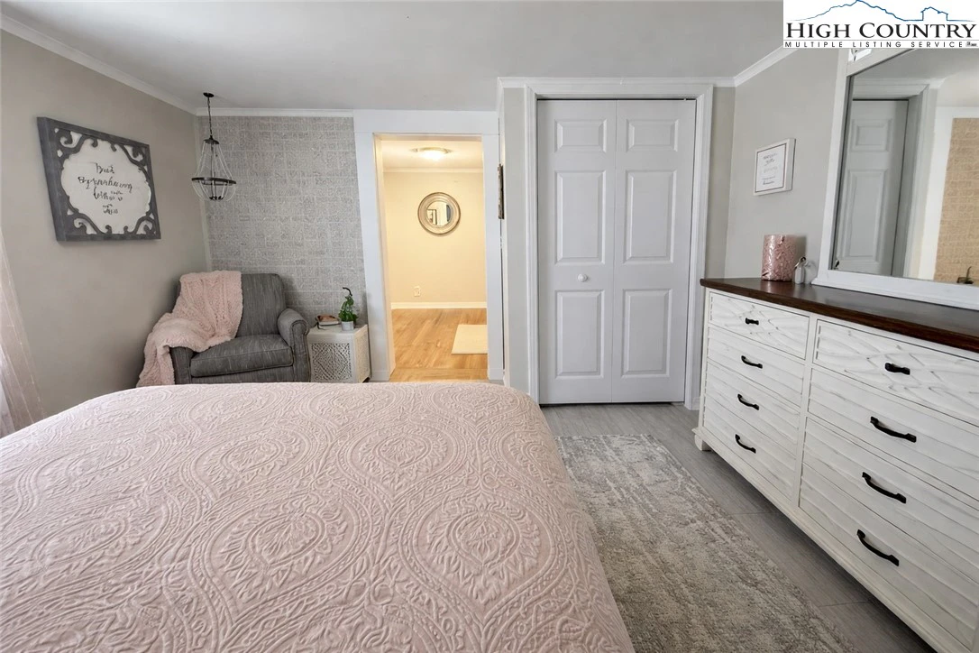 Image number 2 for the current listing