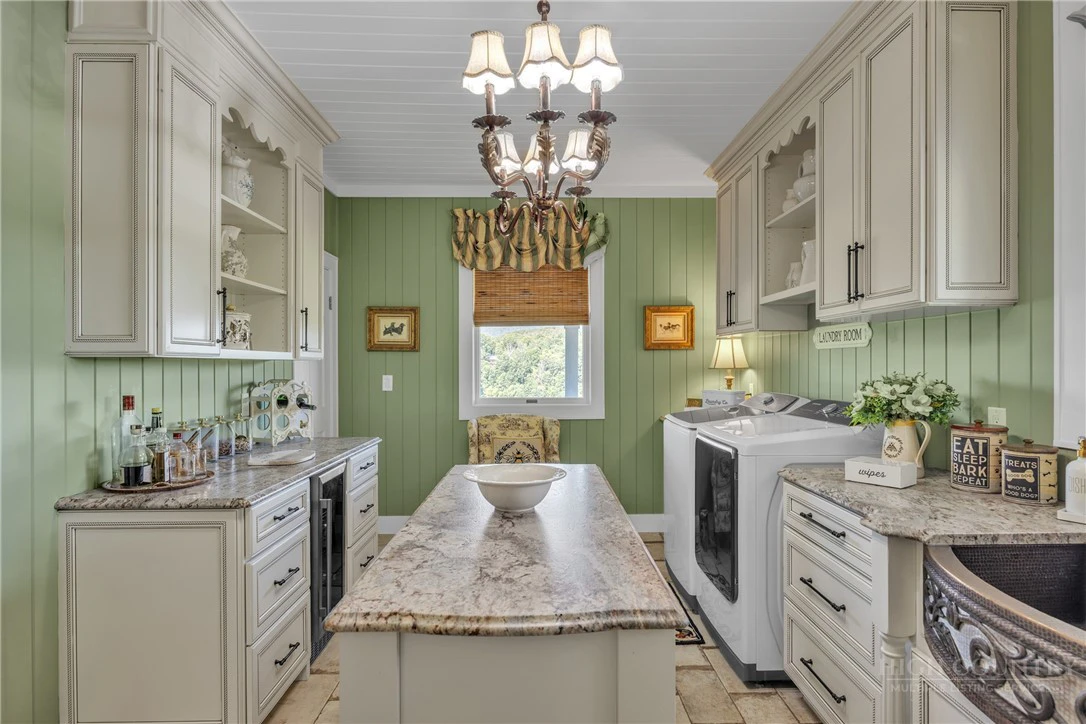 Image number 19 for the current listing