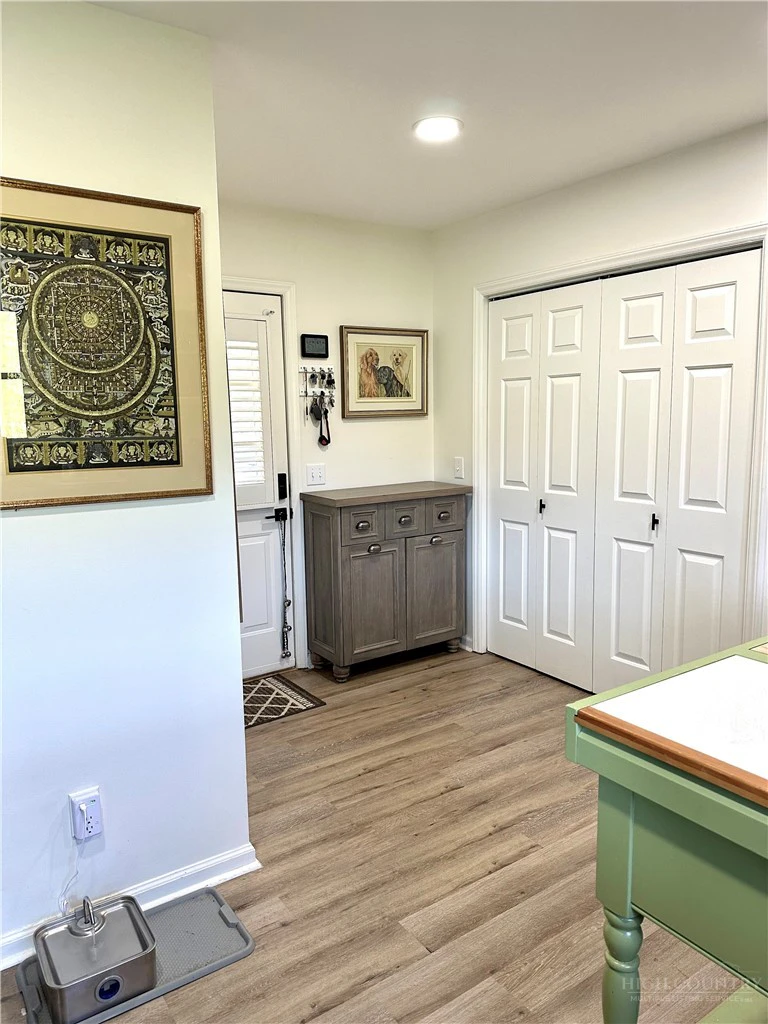 Image number 19 for the current listing