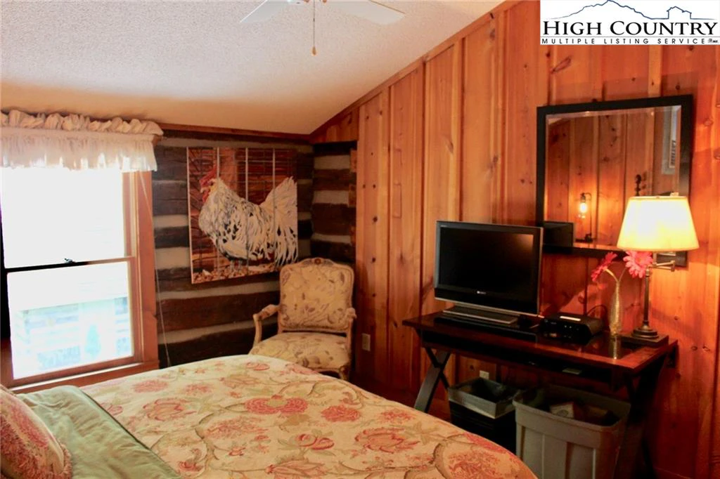 Image number 17 for the current listing