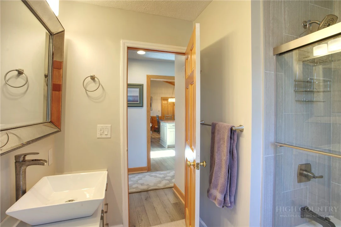 Image number 4 for the current listing