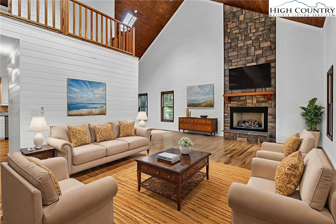 Image number 1 for the current listing