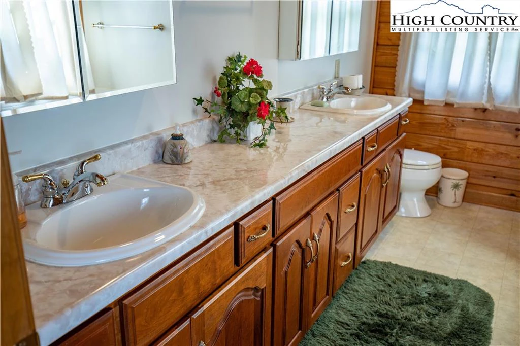 Image number 2 for the current listing