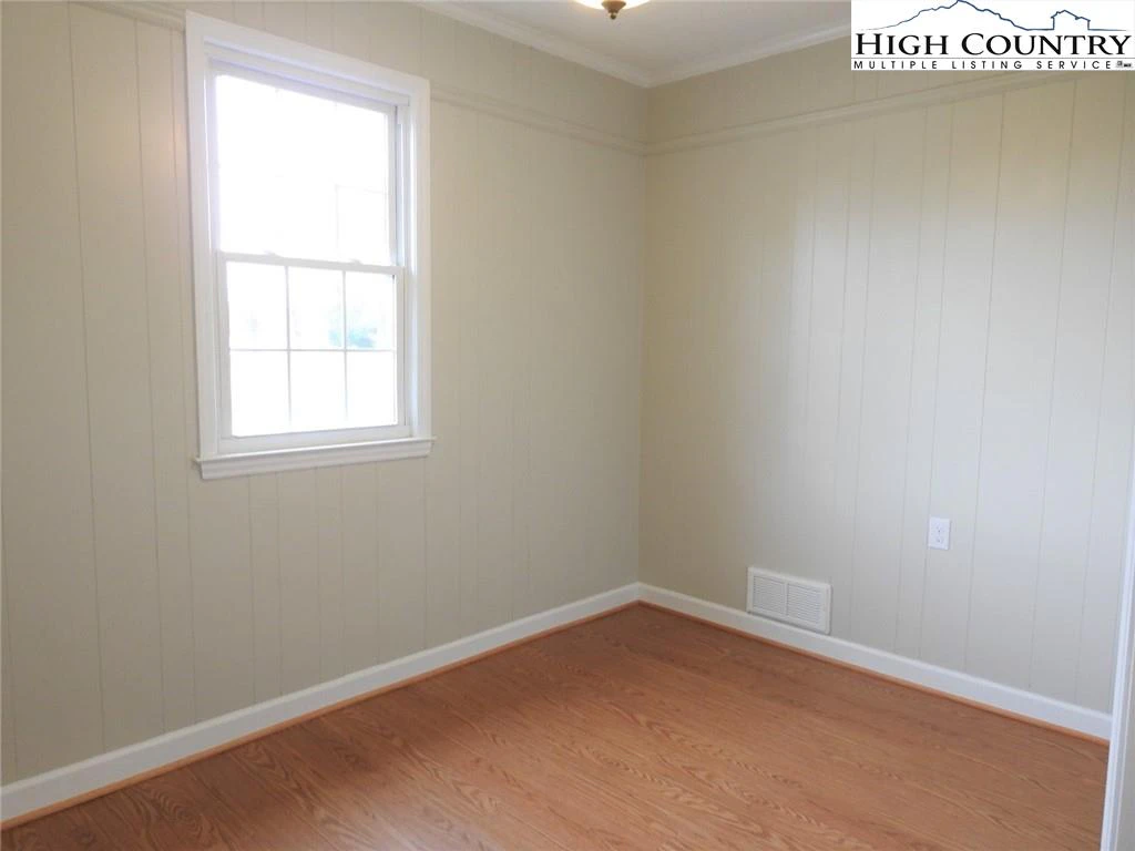 Image number 14 for the current listing