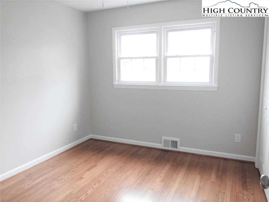 Image number 12 for the current listing