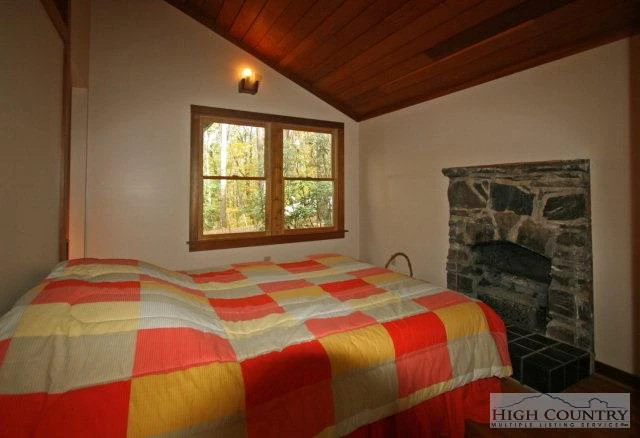 Image number 14 for the current listing