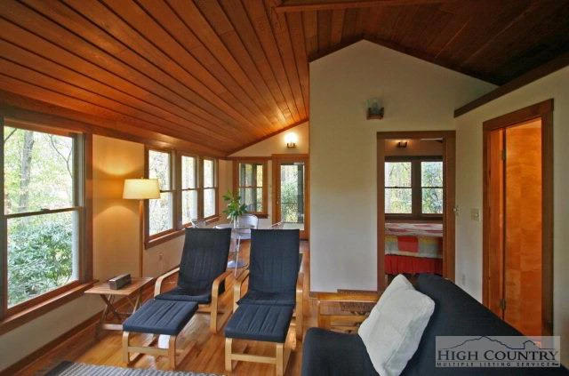 Image number 8 for the current listing