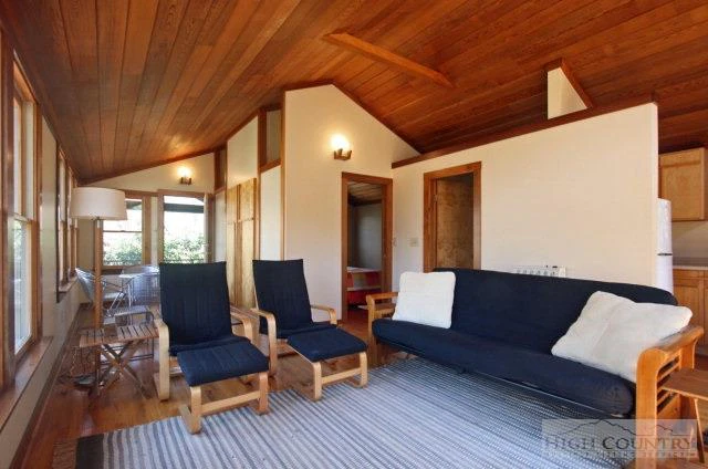 Image number 9 for the current listing