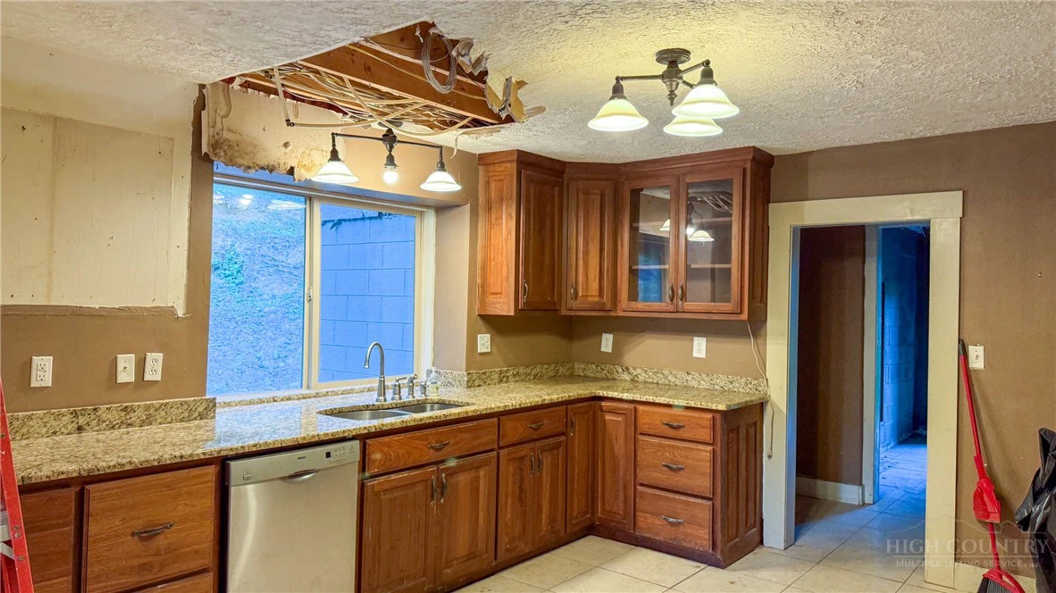 Image number 4 for the current listing