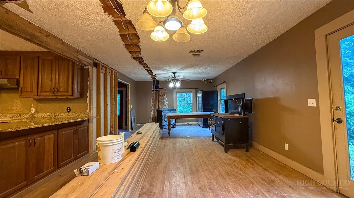 Image number 9 for the current listing