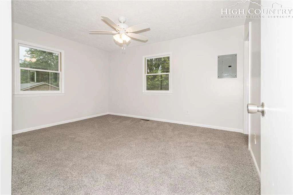 Image number 18 for the current listing
