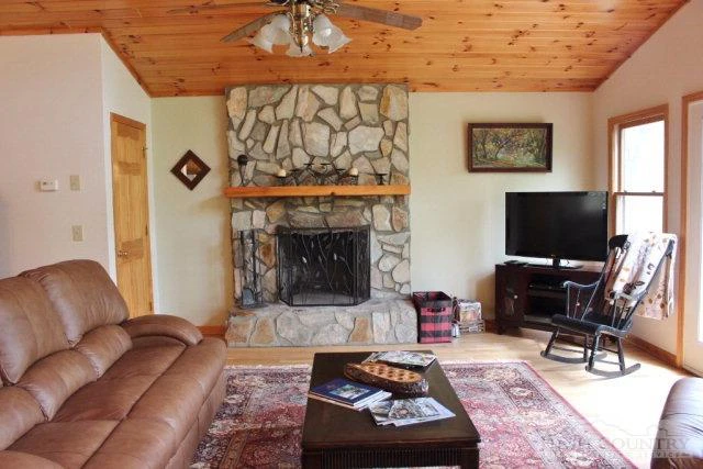 Image number 11 for the current listing