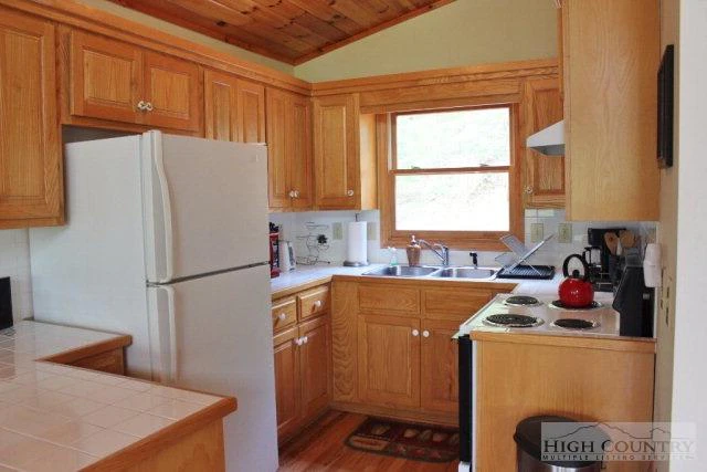 Image number 13 for the current listing