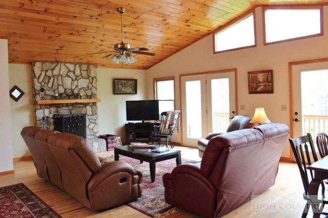 Image number 9 for the current listing