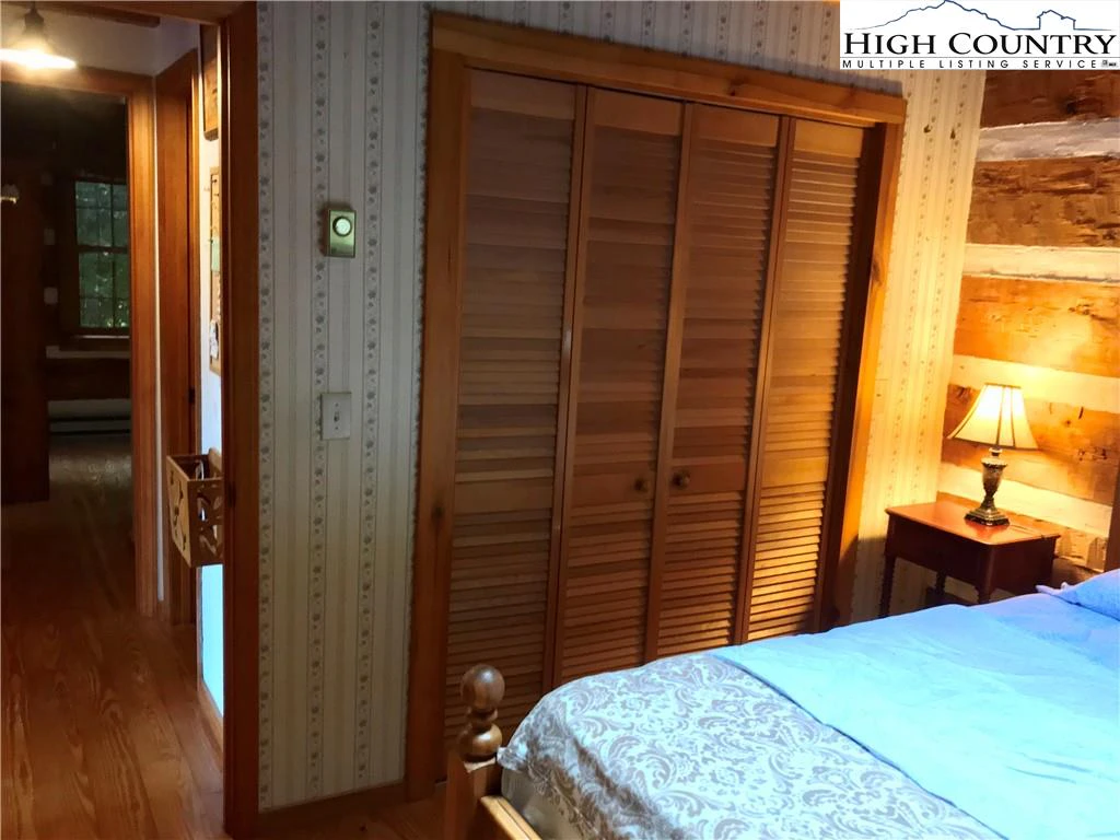 Image number 5 for the current listing