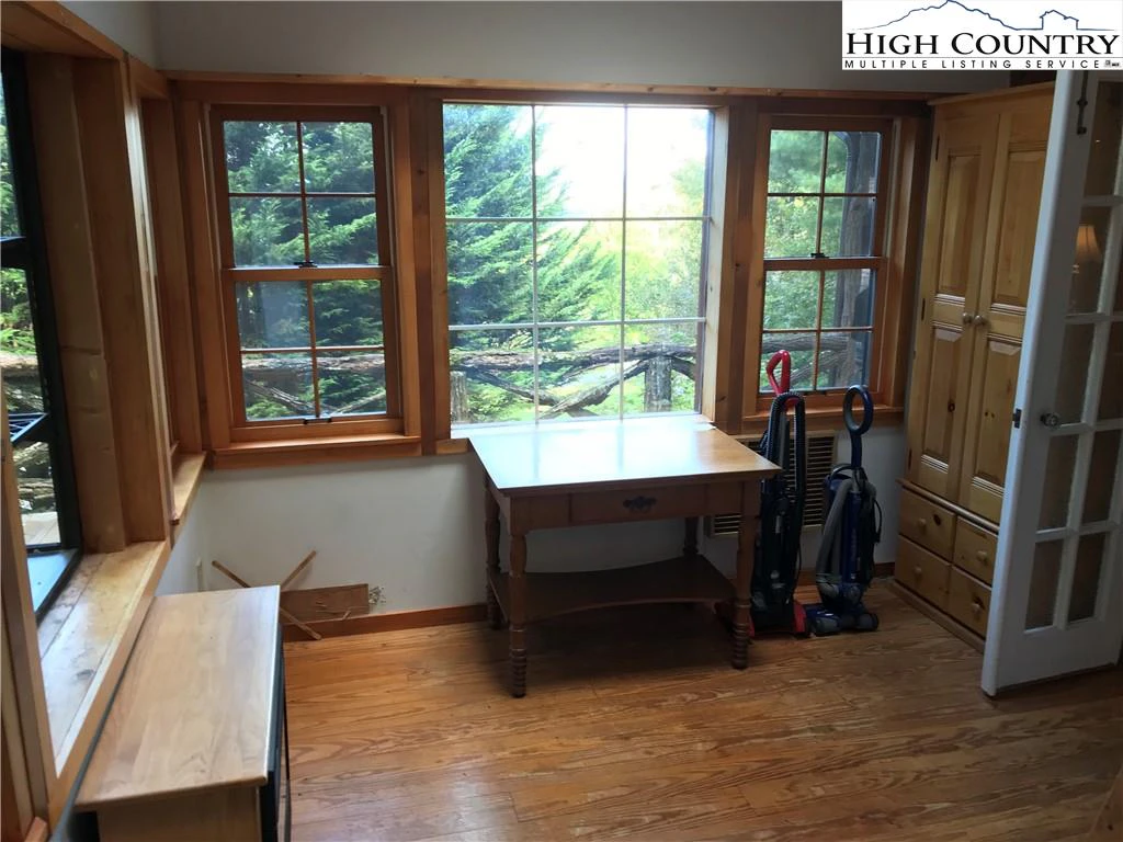 Image number 12 for the current listing