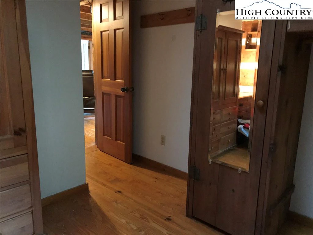 Image number 13 for the current listing