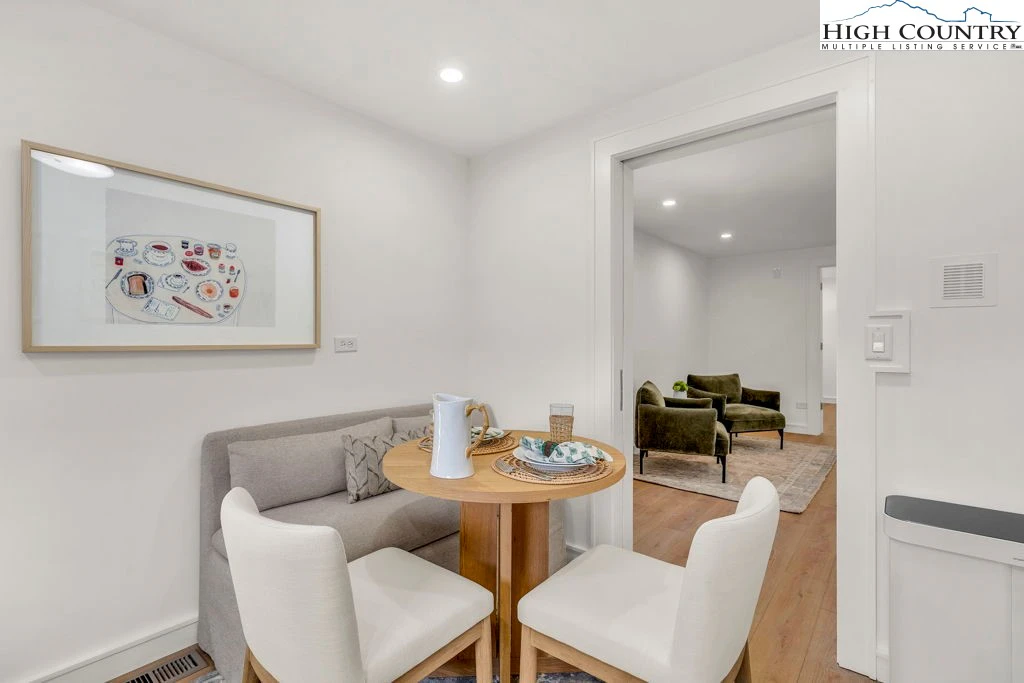 Image number 4 for the current listing