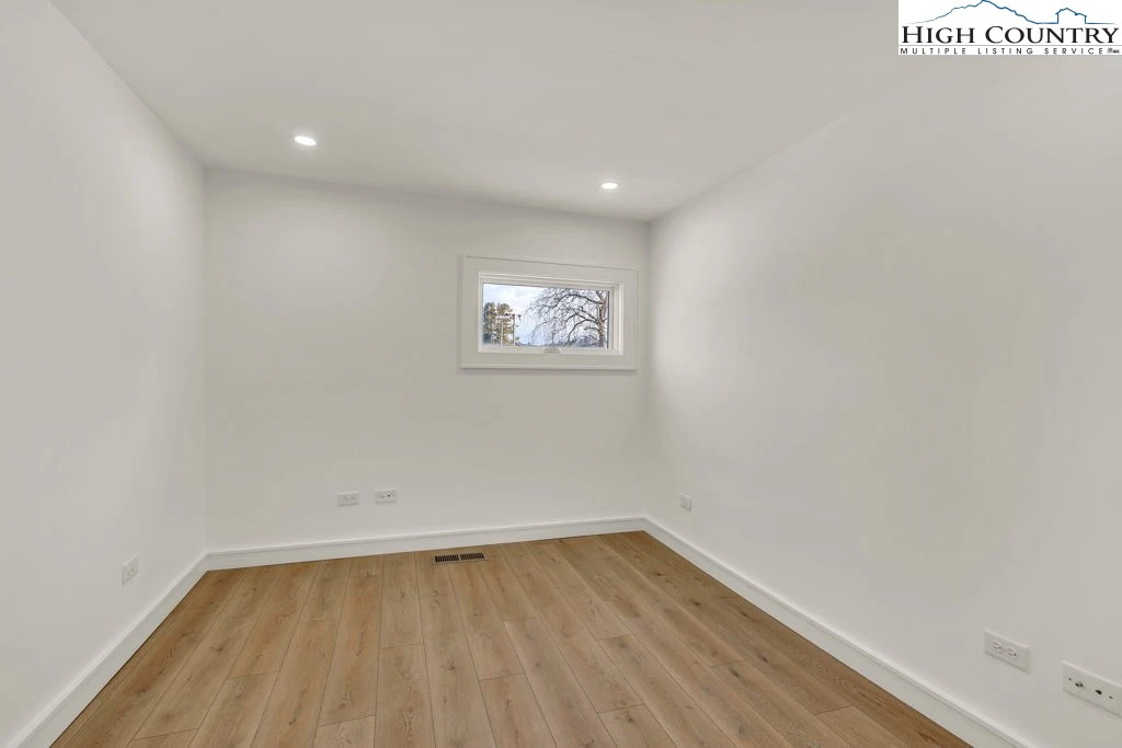 Image number 5 for the current listing
