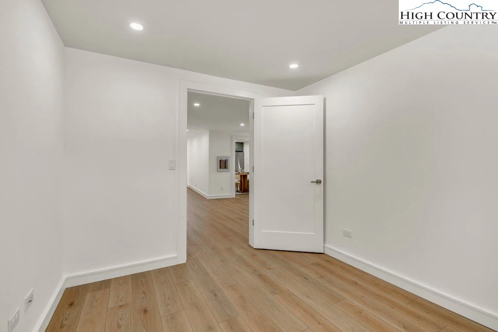 Image number 6 for the current listing