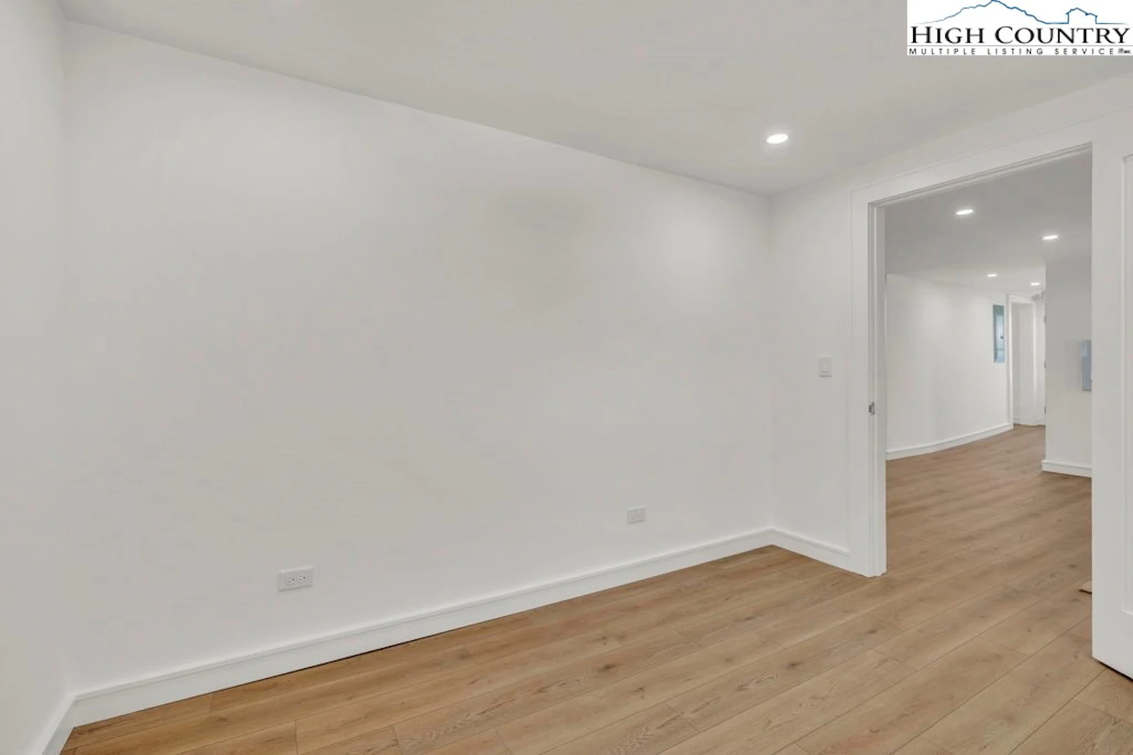 Image number 8 for the current listing