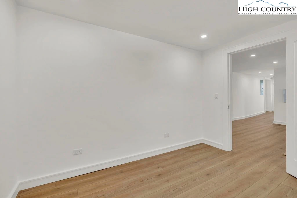 Image number 8 for the current listing