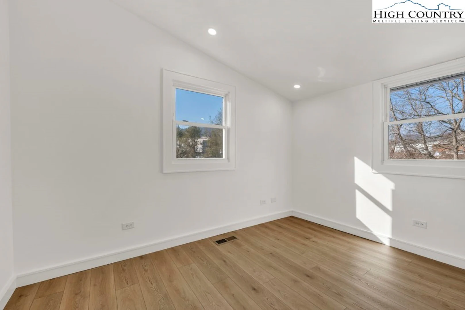 Image number 11 for the current listing