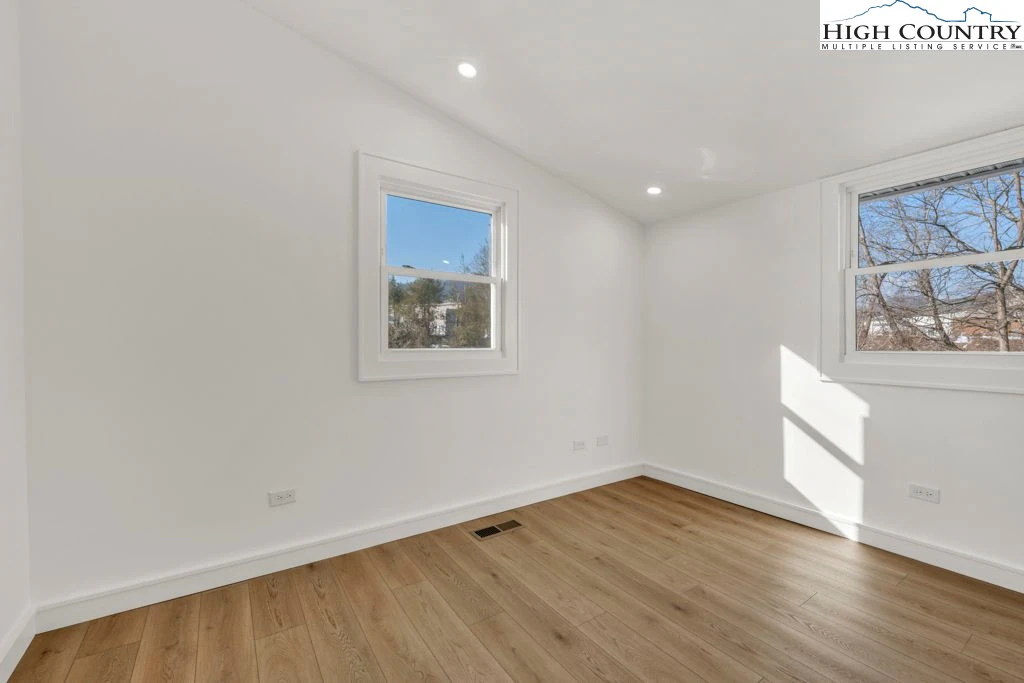 Image number 11 for the current listing
