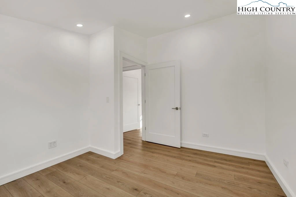 Image number 12 for the current listing
